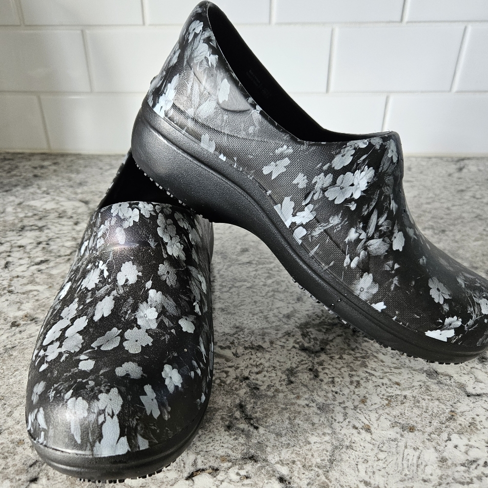 Like NEW  Crocs Women’s Neria Pro Clog | Slip-Resistant Work/ Nursing Shoe Clog